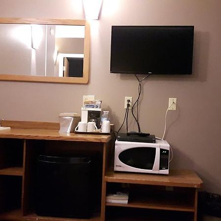 Canway Inn & Suites Dauphin Екстериор снимка