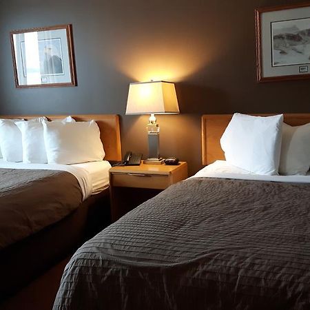 Canway Inn & Suites Dauphin Екстериор снимка