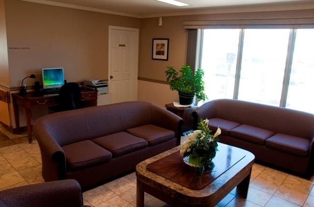 Canway Inn & Suites Dauphin Екстериор снимка
