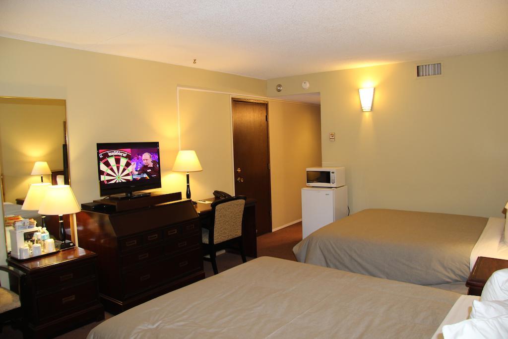 Canway Inn & Suites Dauphin Екстериор снимка