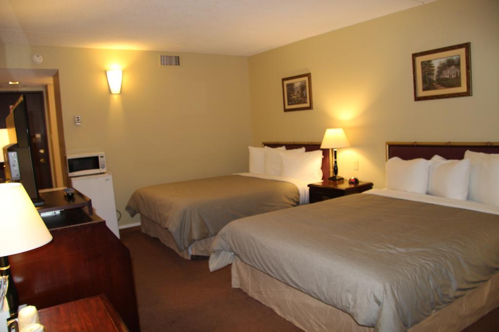 Canway Inn & Suites Dauphin Екстериор снимка