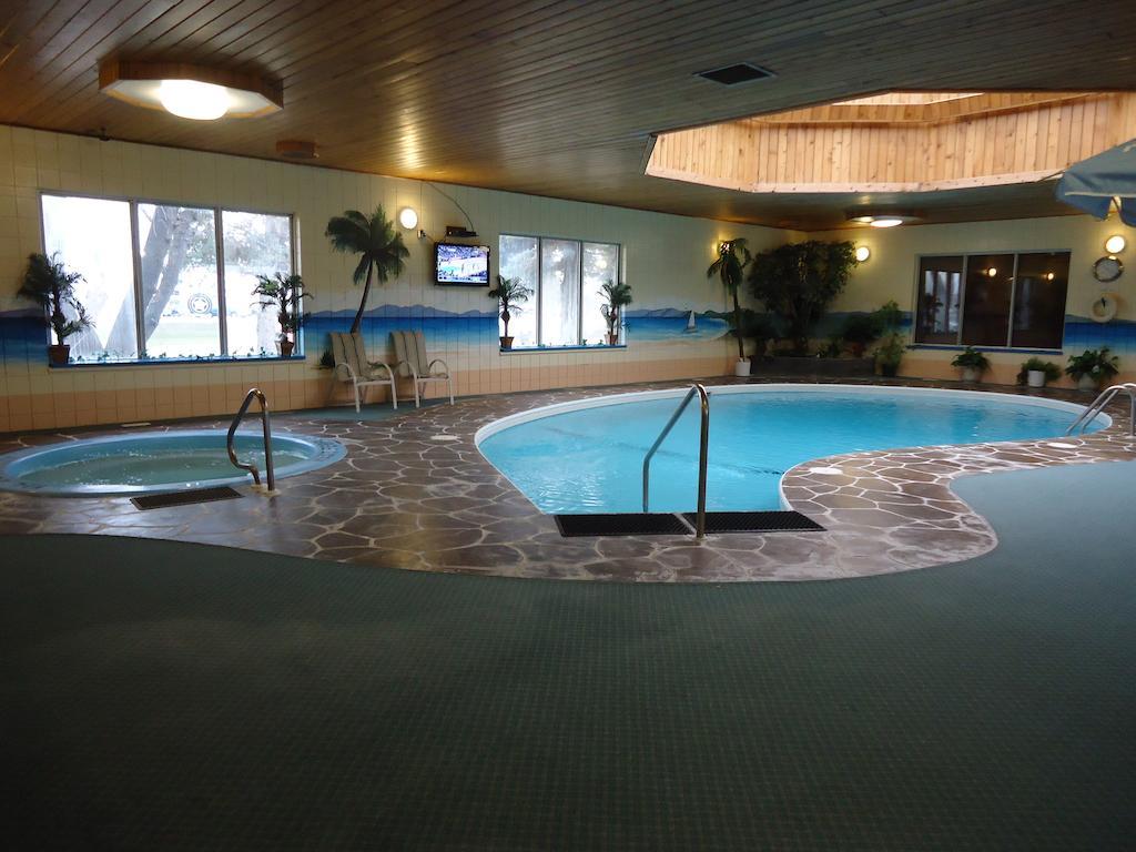 Canway Inn & Suites Dauphin Екстериор снимка