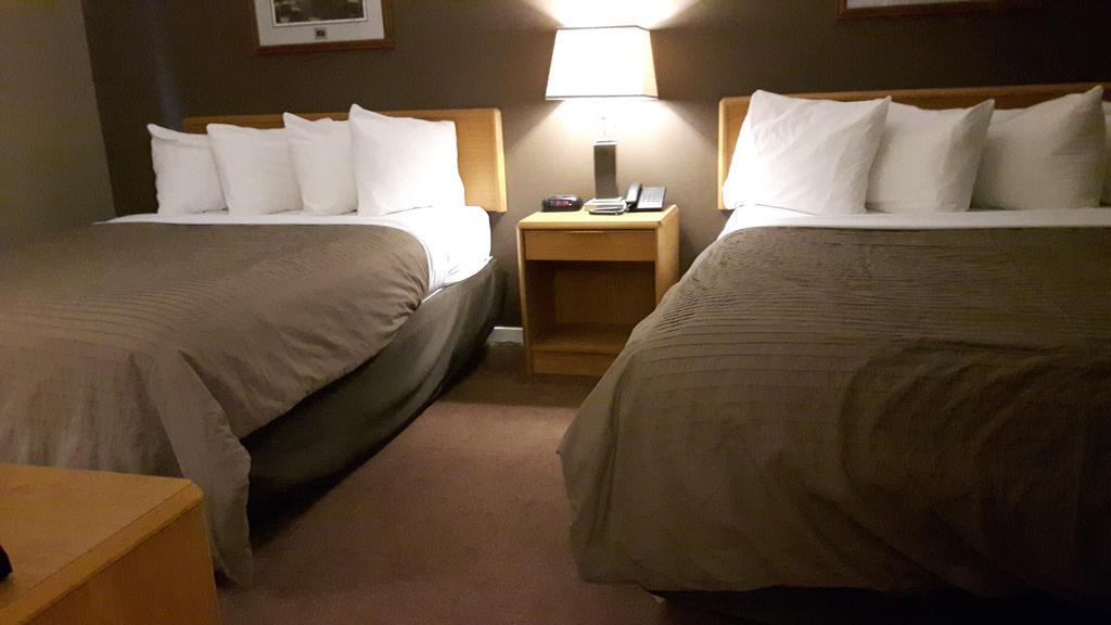 Canway Inn & Suites Dauphin Екстериор снимка