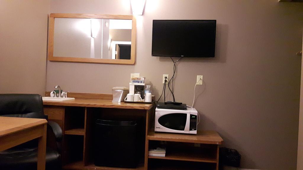 Canway Inn & Suites Dauphin Екстериор снимка