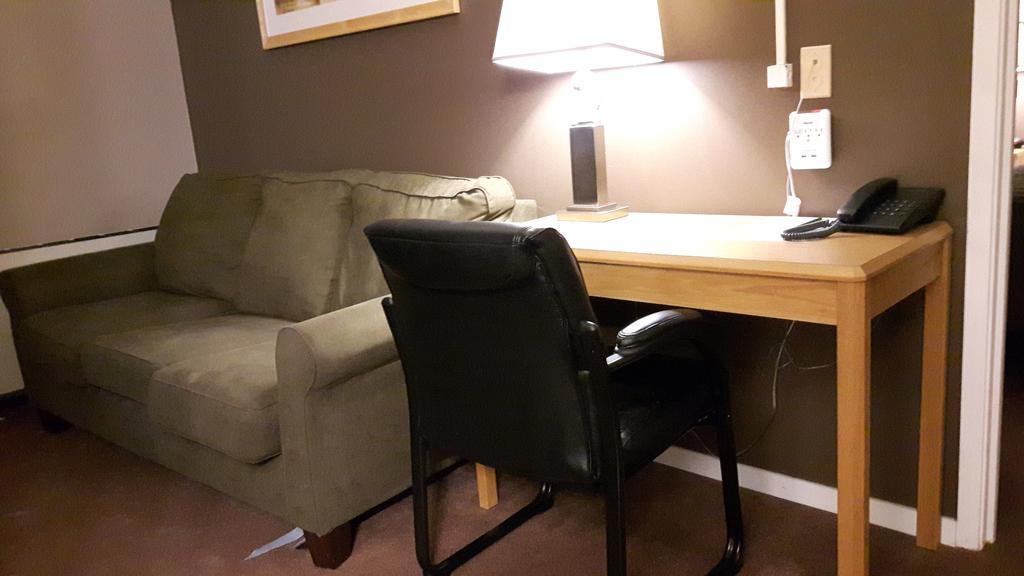 Canway Inn & Suites Dauphin Екстериор снимка