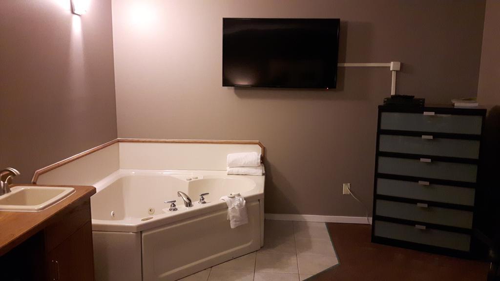 Canway Inn & Suites Dauphin Екстериор снимка