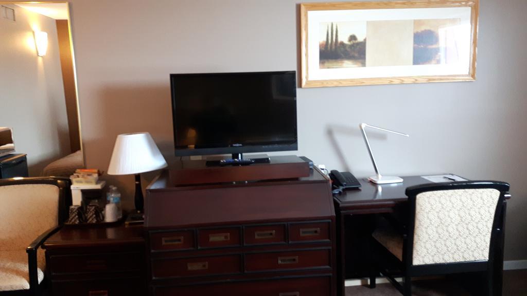 Canway Inn & Suites Dauphin Екстериор снимка
