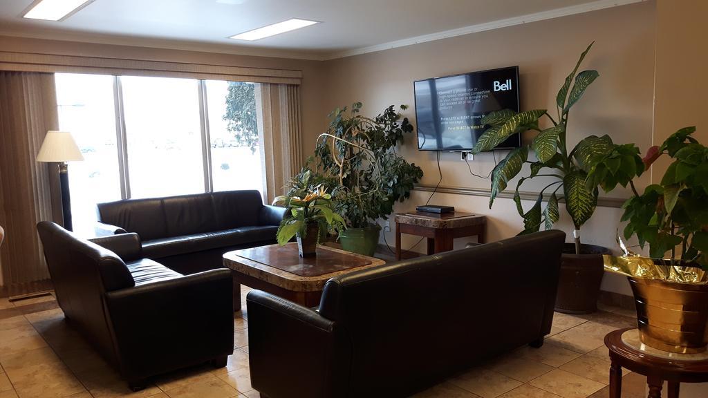 Canway Inn & Suites Dauphin Екстериор снимка
