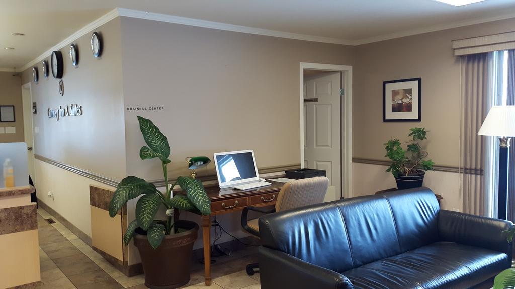 Canway Inn & Suites Dauphin Екстериор снимка