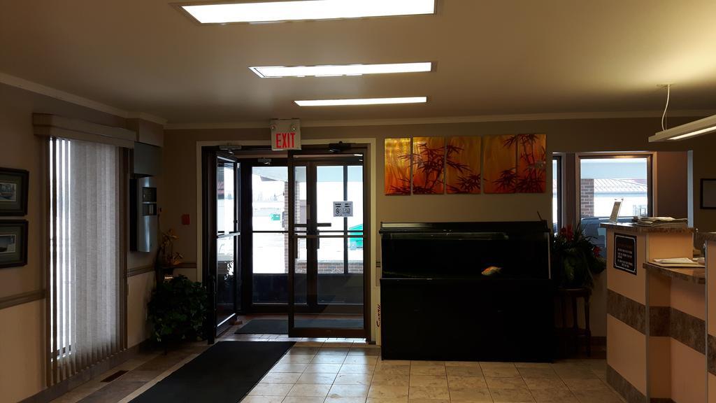 Canway Inn & Suites Dauphin Екстериор снимка